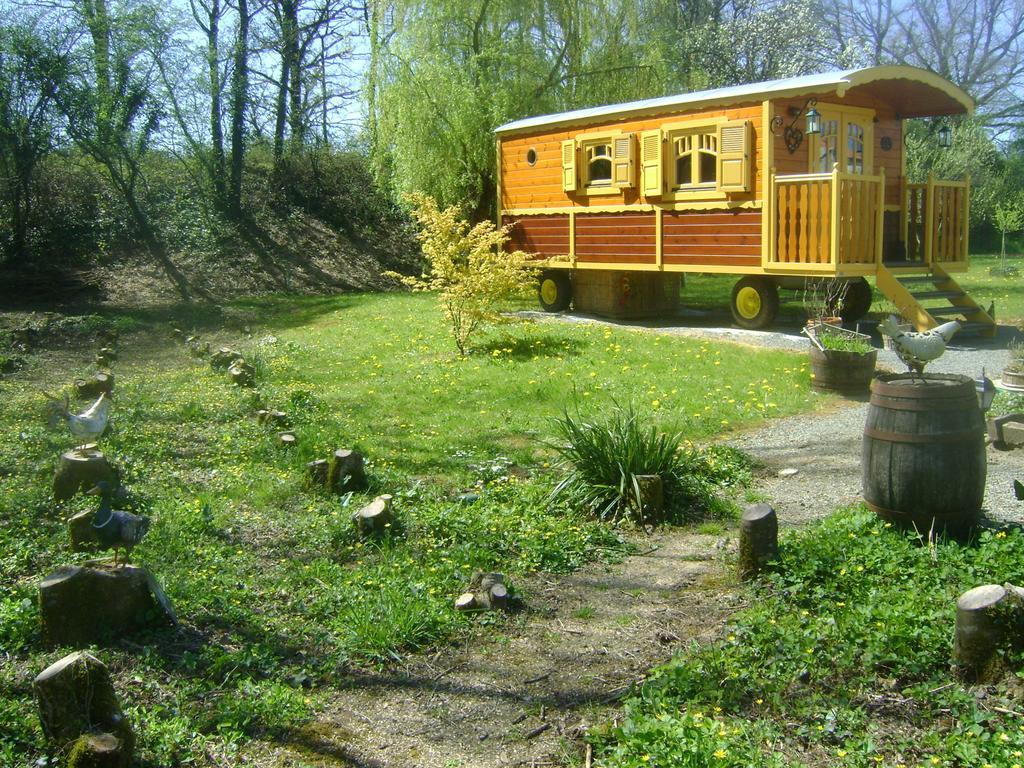 Les Roulottes De Saint-Sulpice Guest House Exterior photo